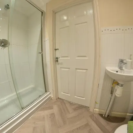 Large 6 Bed House - 6 Bedrooms - Parking Wifi 6 Smart Tvs 3 Shower Rooms 4 Wcs Kettering Exterior photo