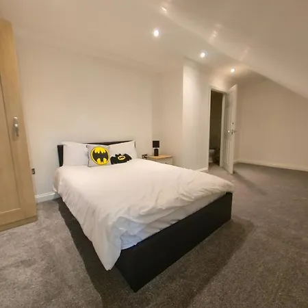Large 6 Bed House - 6 Bedrooms - Parking Wifi 6 Smart Tvs 3 Shower Rooms 4 Wcs Kettering Exterior photo