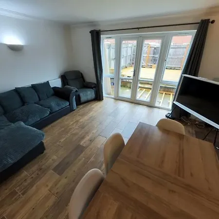 Large 6 Bed House - 6 Bedrooms - Parking Wifi 6 Smart Tvs 3 Shower Rooms 4 Wcs Kettering Exterior photo