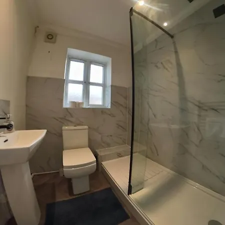 Large 6 Bed House - 6 Bedrooms - Parking Wifi 6 Smart Tvs 3 Shower Rooms 4 Wcs Kettering Exterior photo