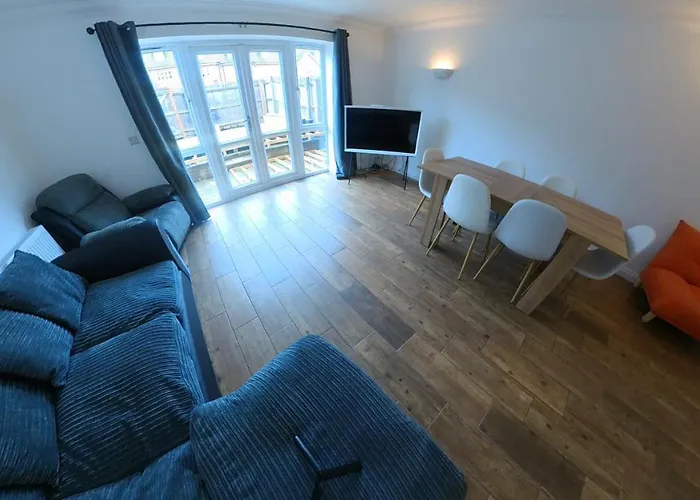 Large 6 Bed House - 6 Bedrooms - Parking Wifi 6 Smart Tvs 3 Shower Rooms 4 Wcs