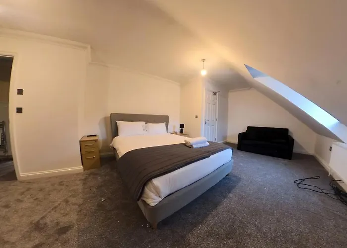 Large 6 Bed House - 6 Bedrooms - Parking Wifi 6 Smart Tvs 3 Shower Rooms 4 Wcs