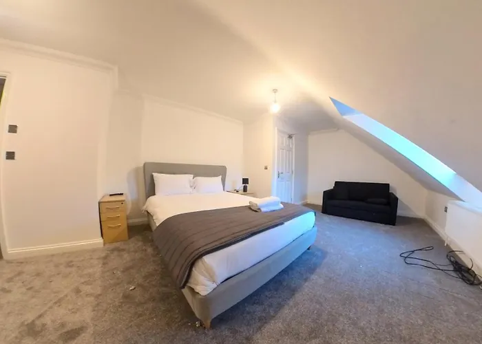 Large 6 Bed House - 6 Bedrooms - Parking Wifi 6 Smart Tvs 3 Shower Rooms 4 Wcs