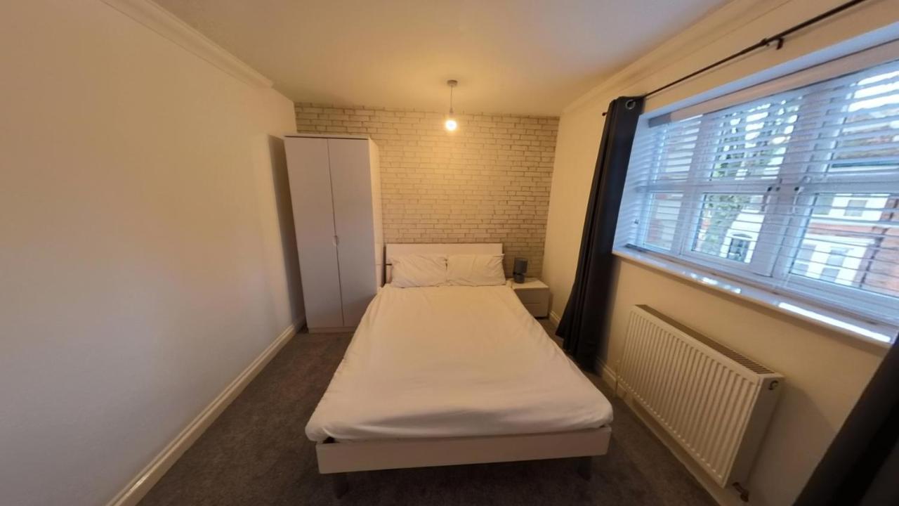 Large 6 Bed House - 6 Bedrooms - Parking Wifi 6 Smart Tvs 3 Shower 4 Wcs *