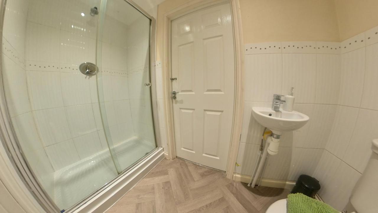 Large 6 Bed House - 6 Bedrooms - Parking Wifi 6 Smart Tvs 3 Shower 4 Wcs Holiday home Kettering