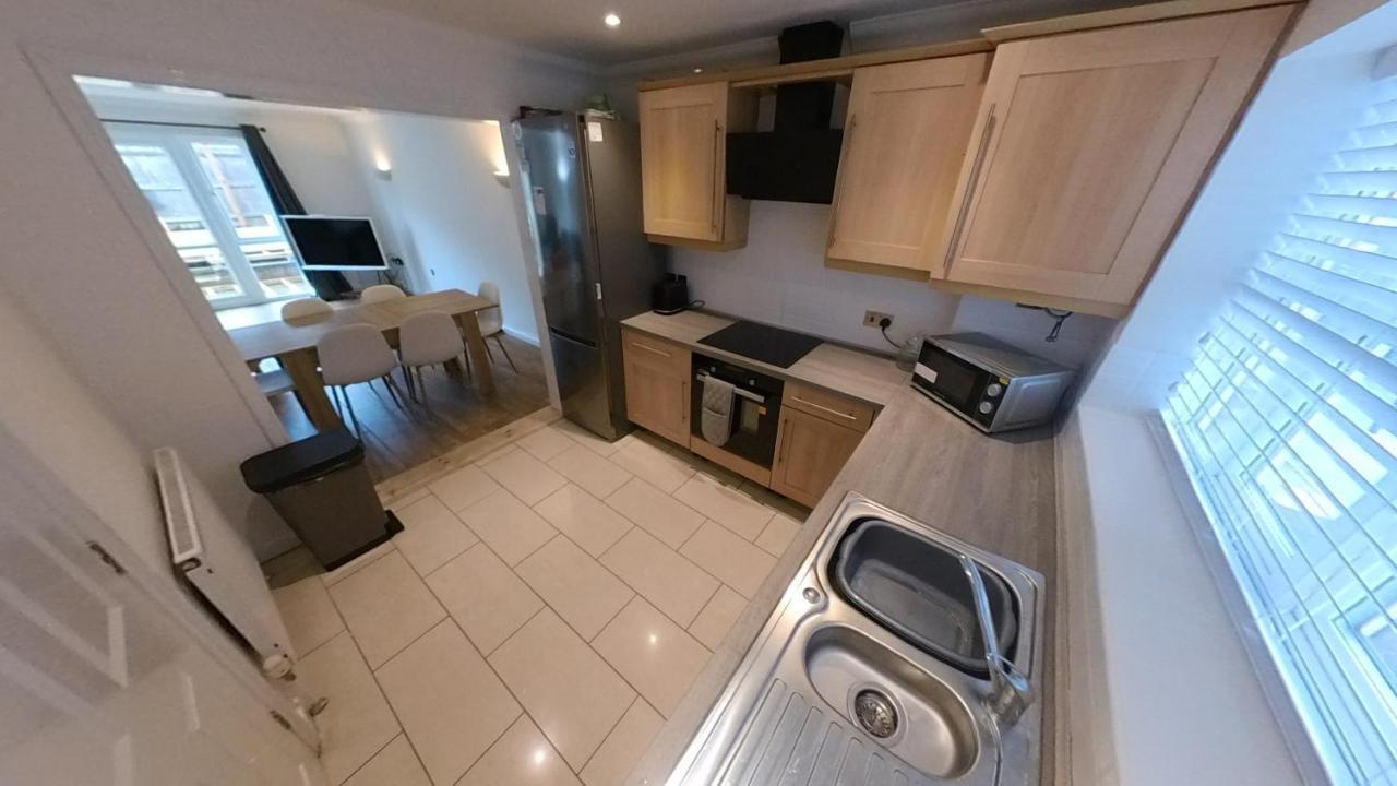 Holiday home Large 6 Bed House - 6 Bedrooms - Parking Wifi 6 Smart Tvs 3 Shower 4 Wcs