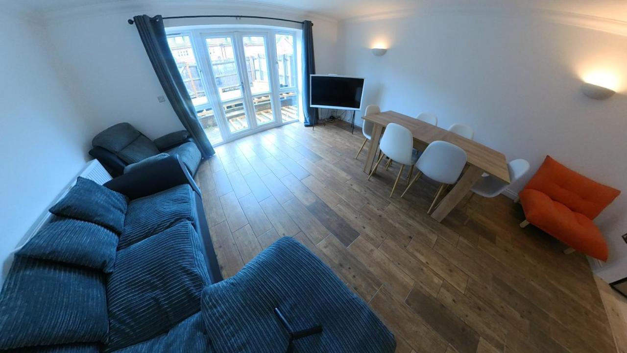 Holiday home Large 6 Bed House - 6 Bedrooms - Parking Wifi 6 Smart Tvs 3 Shower 4 Wcs *