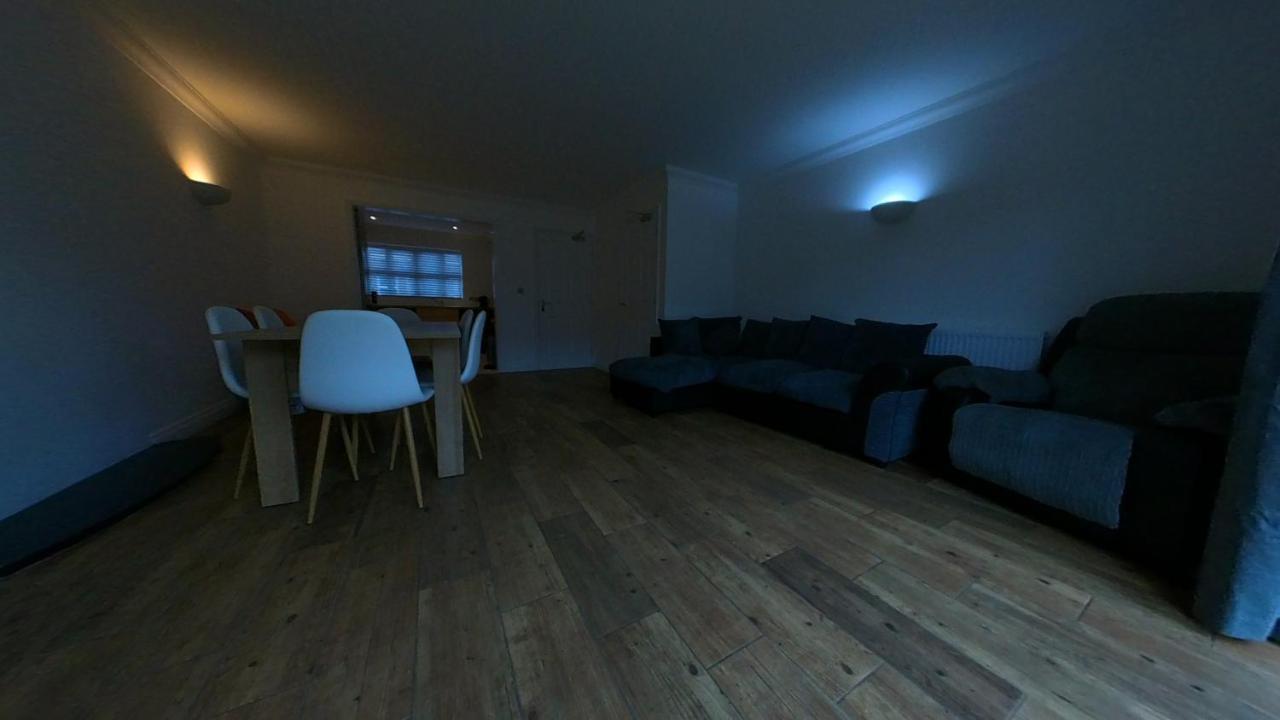 Large 6 Bed House - 6 Bedrooms - Parking Wifi 6 Smart Tvs 3 Shower 4 Wcs Kettering