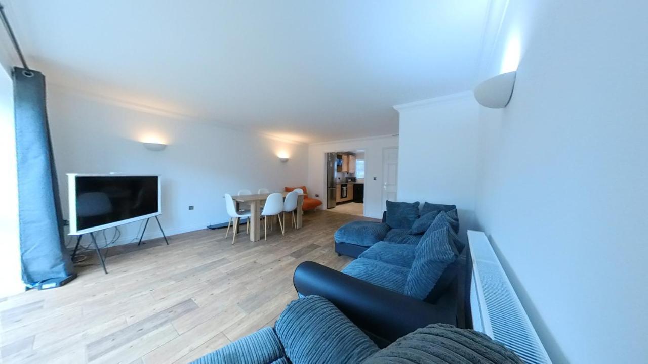 Large 6 Bed House - 6 Bedrooms - Parking Wifi 6 Smart Tvs 3 Shower 4 Wcs *