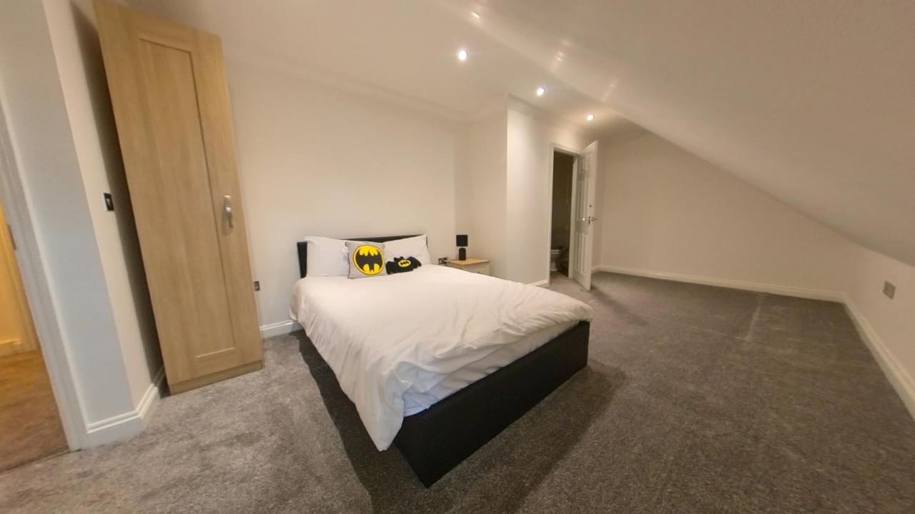 Large 6 Bed House - 6 Bedrooms - Parking Wifi 6 Smart Tvs 3 Shower 4 Wcs