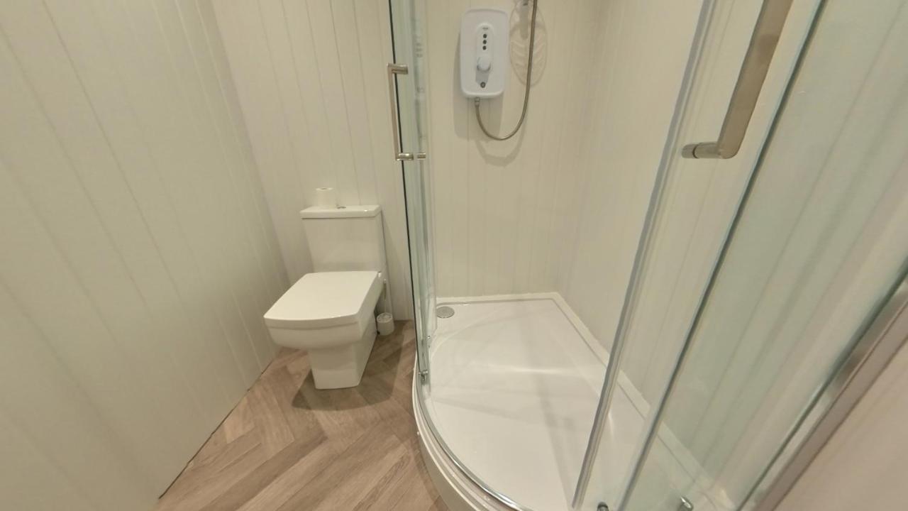 Large 6 Bed House - 6 Bedrooms - Parking Wifi 6 Smart Tvs 3 Shower 4 Wcs * Kettering