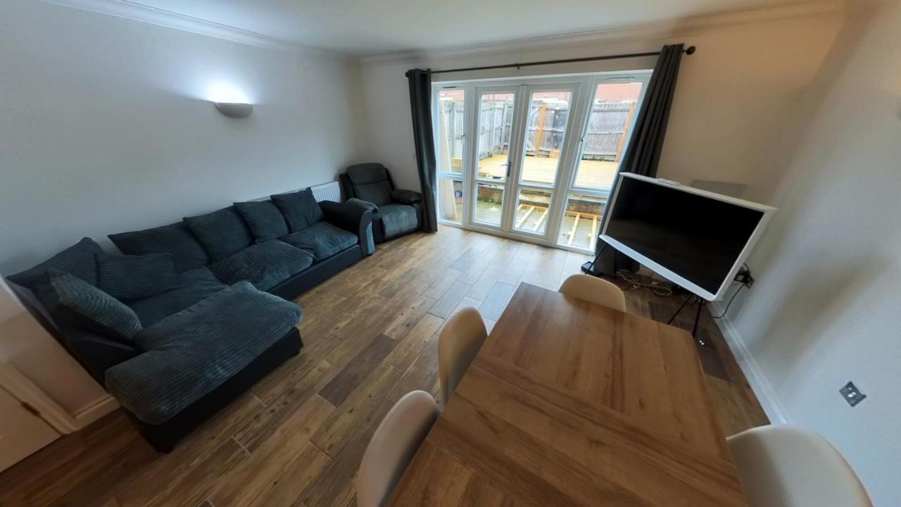 Large 6 Bed House - 6 Bedrooms - Parking Wifi 6 Smart Tvs 3 Shower 4 Wcs Holiday home