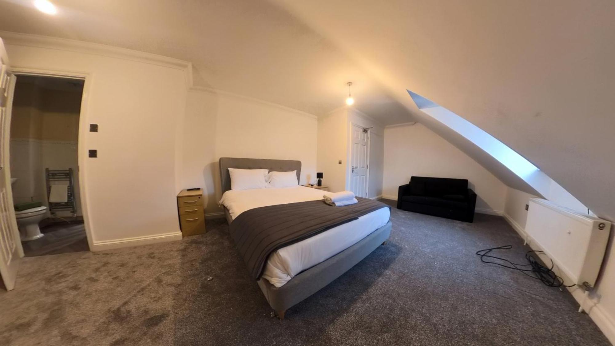 Large 6 Bed House - 6 Bedrooms - Parking Wifi 6 Smart Tvs 3 Shower 4 Wcs * Kettering