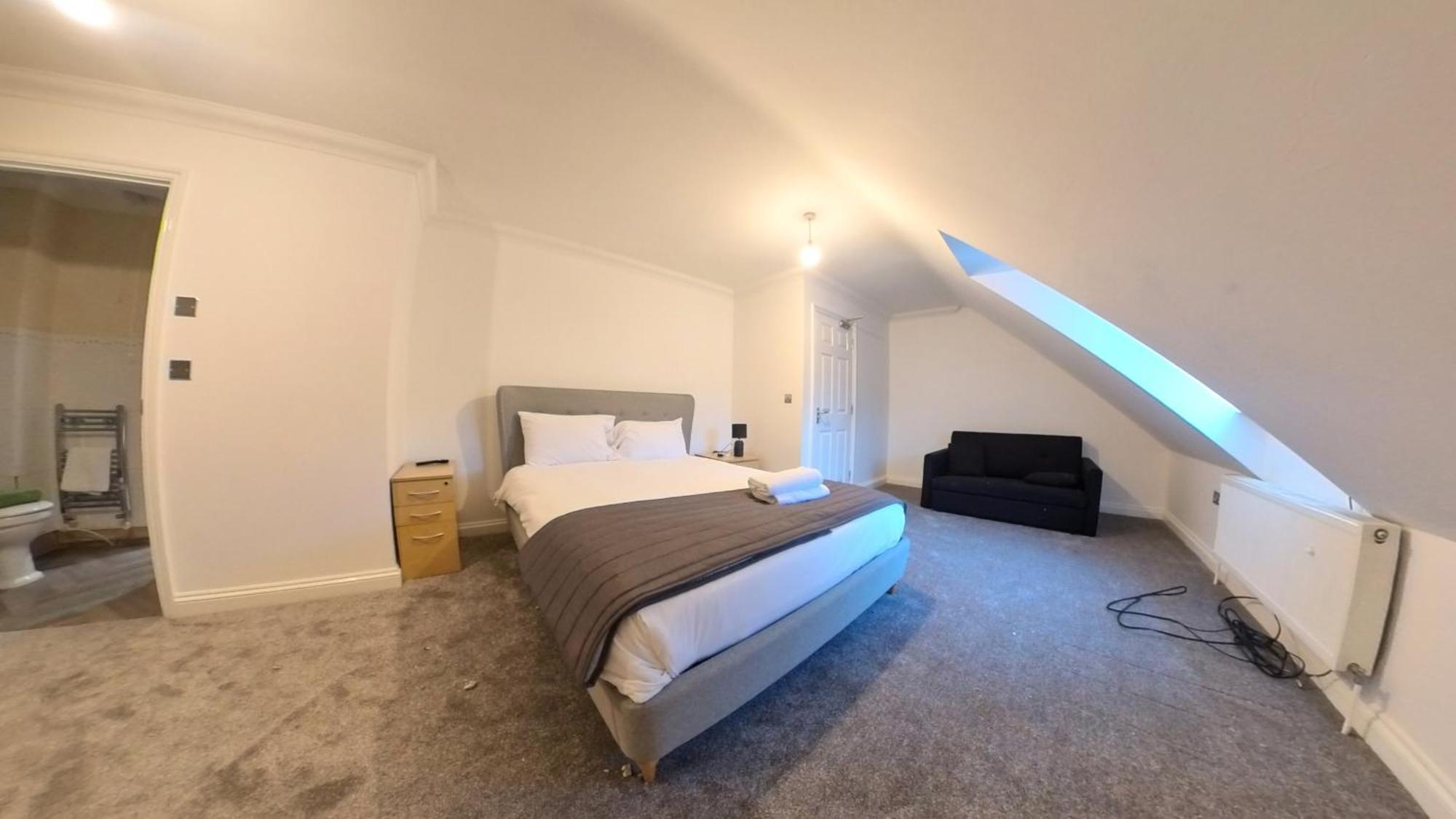 Large 6 Bed House - 6 Bedrooms - Parking Wifi 6 Smart Tvs 3 Shower 4 Wcs * Kettering