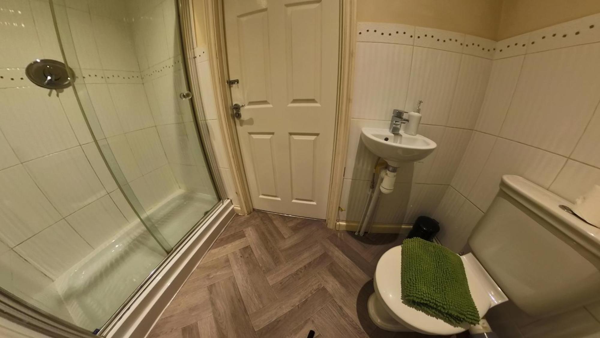 Large 6 Bed House - 6 Bedrooms - Parking Wifi 6 Smart Tvs 3 Shower 4 Wcs Kettering