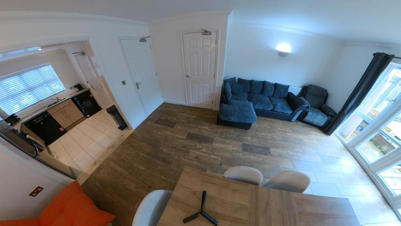 Large 6 Bed House - 6 Bedrooms - Parking Wifi 6 Smart Tvs 3 Shower 4 Wcs *