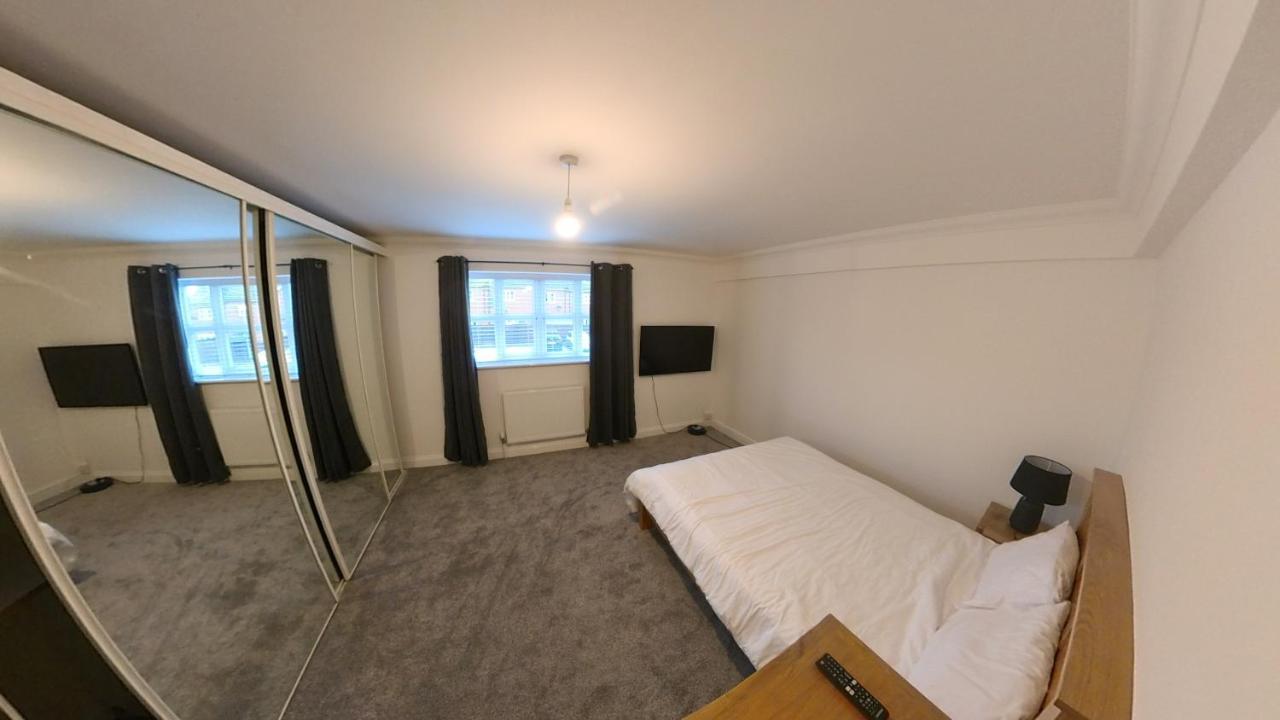 Holiday home Large 6 Bed House - 6 Bedrooms - Parking Wifi 6 Smart Tvs 3 Shower 4 Wcs Kettering