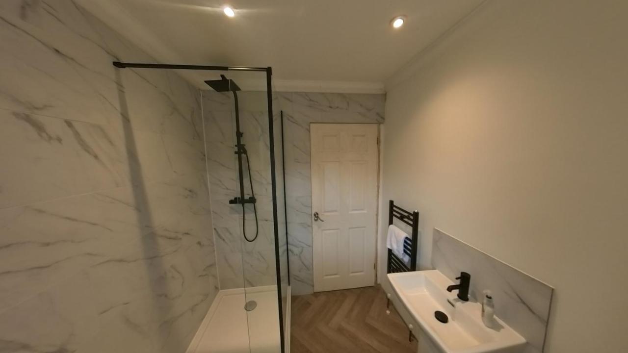 Large 6 Bed House - 6 Bedrooms - Parking Wifi 6 Smart Tvs 3 Shower 4 Wcs