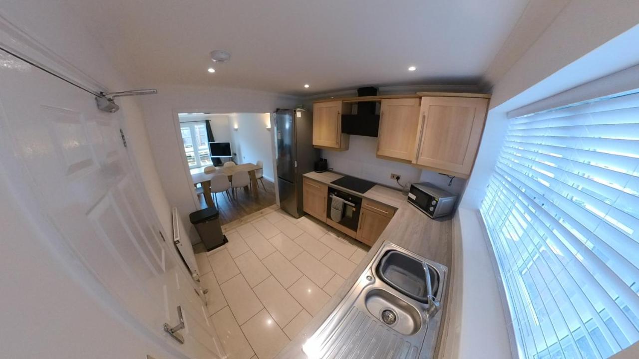 Large 6 Bed House - 6 Bedrooms - Parking Wifi 6 Smart Tvs 3 Shower 4 Wcs Kettering