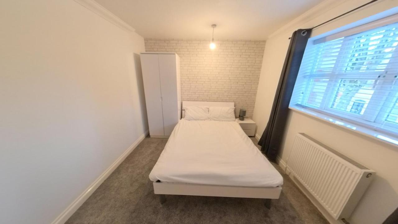 Holiday home Large 6 Bed House - 6 Bedrooms - Parking Wifi 6 Smart Tvs 3 Shower 4 Wcs Kettering